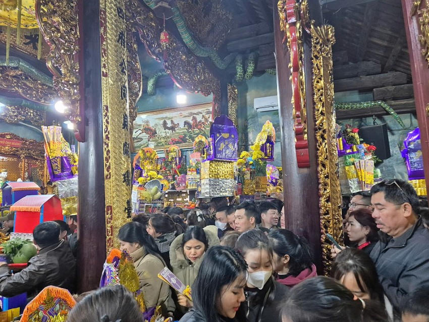 Cũng bởi nổi tiếng vì linh thiêng, nên càng về trưa ngày 11 tháng Giêng âm lịch túc ngày 8/2 rất đông du khách thập phương, nhất là giới trẻ đã tìm về đền Bảo Hà để dâng lễ xin lộc.