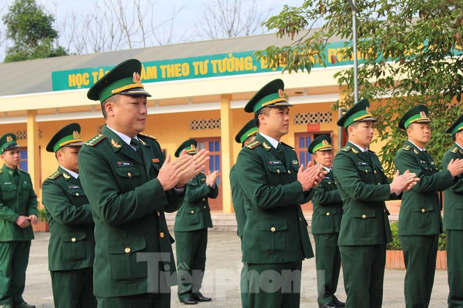 Lễ 'Chào cờ chủ quyền' thiêng liêng ngày đầu năm mới ở nơi biên thùy - ảnh 8