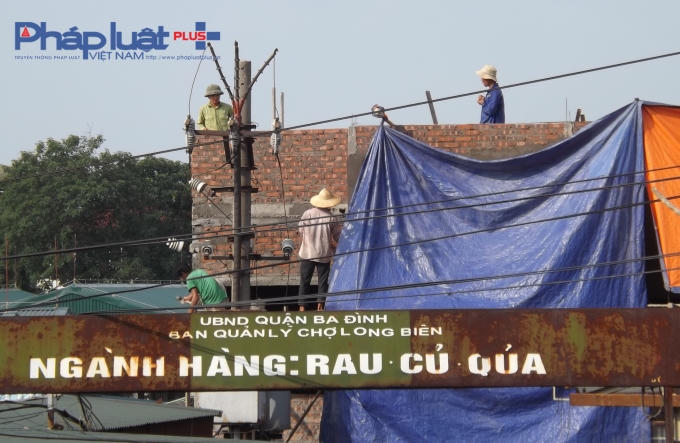 Căn nhà 3 tầng đang gấp rút thi công để lợp mái