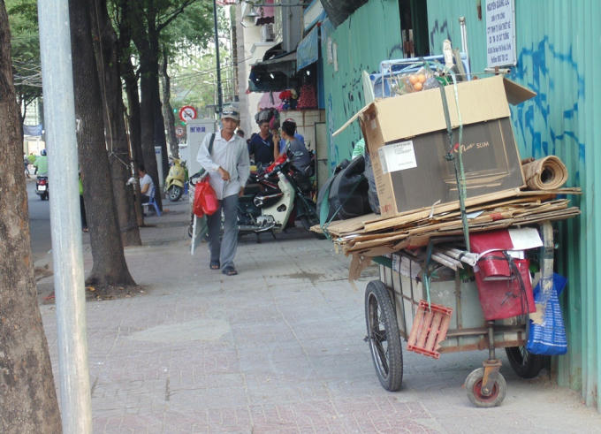 Vỉa hè thành điểm bán mũ bảo hiểm di động, tập kết phế liệu trên đường Nguyễn Trung Trực.