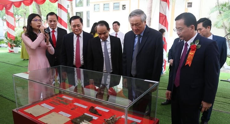 Các đại biểu tham quan trưng bày triển lãm về 90 năm Ngày truyền thống Đảng bộ tỉnh Lạng Sơn