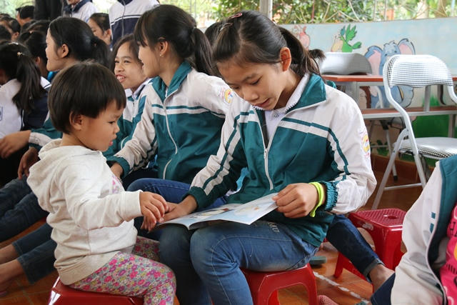 Các em hào hứng với những cuốn sách mới.