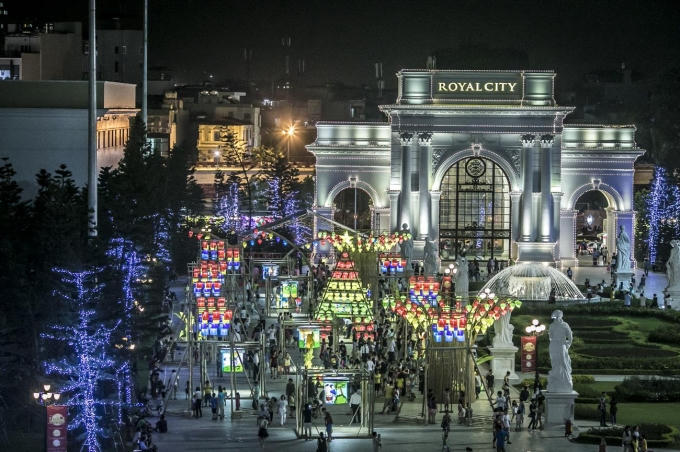 Trung thu 2015, con đường đèn lồng tại Royal City cũng tạo nên dấu ấn với kỷ lục Con đường đèn lồng dài nhất Việt Nam.