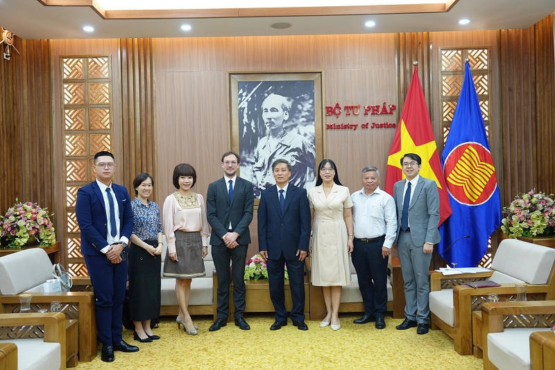 Thứ trưởng Nguyễn Khánh Ngọc chụp ảnh lưu niệm cùng ông Christian Timo Rinke và Đoàn công tác.