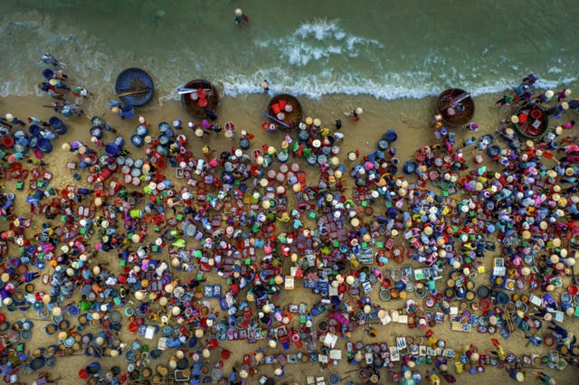 Chợ cá trên bờ biển (Ảnh: Khanh Phan). Tác phẩm được đề cử ở hạng mục “Con người”.