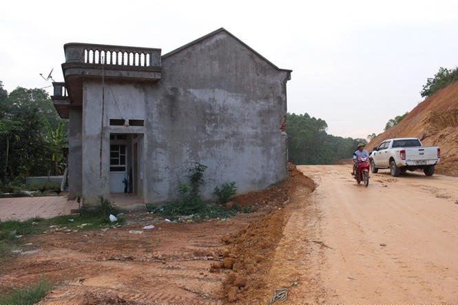 Ngày 10/9, đại diện nhà đầu tư cho biết, tuy hai làn cao tốc chính đã xong nhưng hệ thống đường gom chưa hoàn thành nên chưa thể cho phương tiện qua lại. Trong ảnh: Một căn nhà ở huyện Lạng Giang, Bắc Giang nằm trên hành lang làm đường gom. Nhà đầu tư cho rằng chủ sở hữu căn nhà này chưa chịu bàn giao mặt bằng.