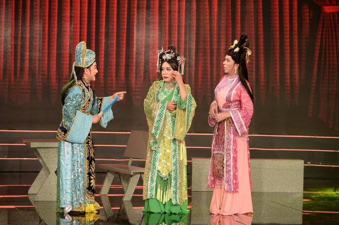 Say mê trước vẻ đẹp của Kim Trọng (Anh Vũ), cả hai ra sức thể hiện tài năng của bản thân từ hát hò, đối chữ cho đến làm thơ…  (Ảnh: Lý Võ Phú Hưng)