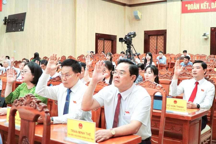 Đại biểu biểu quyết thông qua các nghị quyết quan trọng tại kì họp.