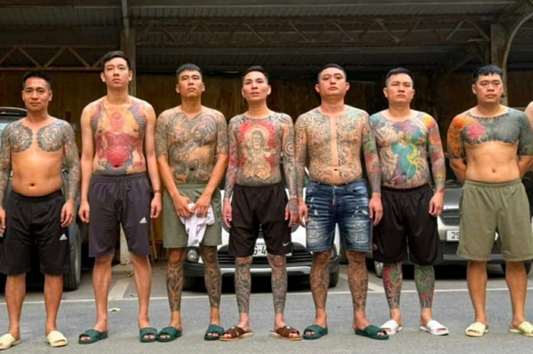 Hải "Lé" cùng đàn em bị cảnh sát bắt giữ. Ảnh: CACC.