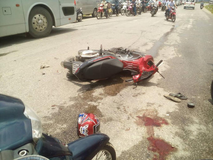 Vết máu trên mặt đường sau vụ tai nạn giao thông. Ảnh FB Son Nguyen.