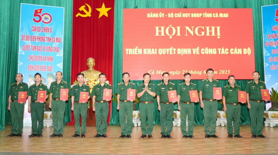 Đại tá Phạm Minh Giang - Bí thư Đảng ủy, Chính ủy BĐBP tỉnh Cà Mau, trao quyết định điều động, bổ nhiệm cán bộ cấp phòng BĐBP tỉnh.