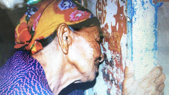 Mẹ Hà Thị Liên áp má vào tấm bia đá khắc tên liệt sĩ Đào Kim Cương bật khóc.