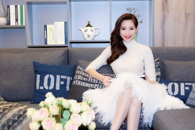 Gương mặt cô toát lên thần thái tươi vui, tràn đầy sức sống.