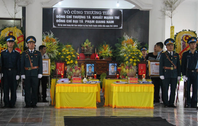 Sáng 28/7, tại Nhà tang lễ Bệnh viện Quân y 4 (TP Vinh, Nghệ An), Đảng ủy, Bộ tư lệnh Quân chủng Phòng Không Không quân, chính quyền địa phương và gia đình tổ chức lễ viếng, truy điệu hai phi công Khuất Mạnh Trí (40 tuổi, quê Hà Nội và Phạm Giang Nam (46 tuổi, quê Thái Bình).