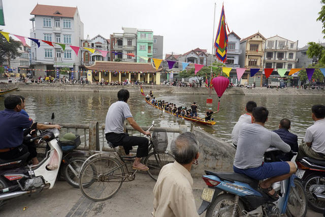 Việc tập dượt đã bắt đầu từ 2 ngày nay, 3 thôn của làng Đăm (Từ Liêm, Hà Nội) tuyển chọn ra 6 đội chèo trên 6 thuyền thoi sơn đỏ.
