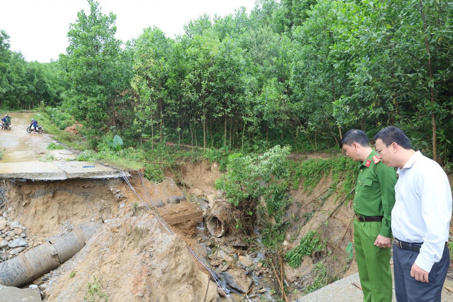 Các bộ, Công an xã Trà Đốc kiểm tra điểm sạt lở nghiêm trọng.