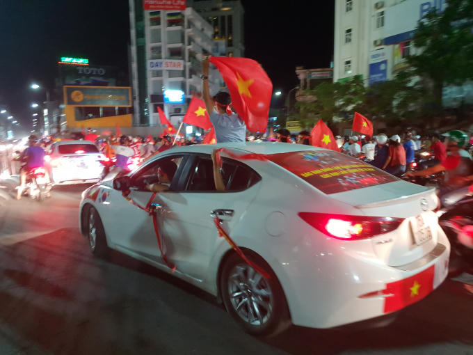 Người dân vui mừng sau chiến thắng của Olympic Việt Nam.