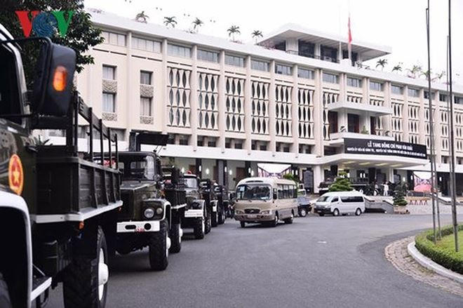 Cỗ linh xa đã được di chuyển đến trước Hội trường Thống Nhất, các đoàn xe quân đội sẵn sàng thực hiện nghi thức Lễ tang cấp Quốc gia nguyên Thủ tướng Phan Văn Khải.