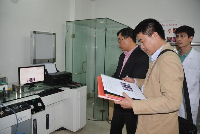 TS Nguyễn Khắc Hiền, Giám đốc Sở Y tế Hà Nội kiểm tra đột xuất Phòng khám đa khoa Nhân Ái Hà Nội. Ảnh: Nguyễn Vân