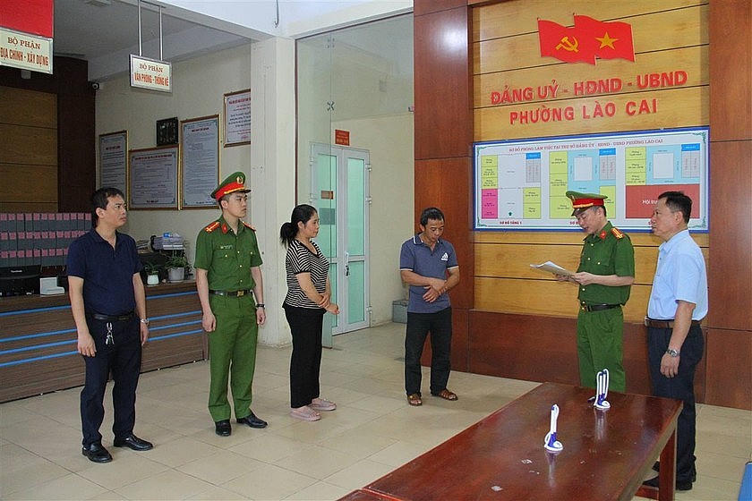 Cơ quan Cảnh sát điều tra đọc quyết định khởi tố bị can và lệnh cấm đi khỏi nơi cư trú đối với bị can Tạ Văn Hải và Lê Thị Thắm. (Ảnh: Công an tỉnh Lào Cai).