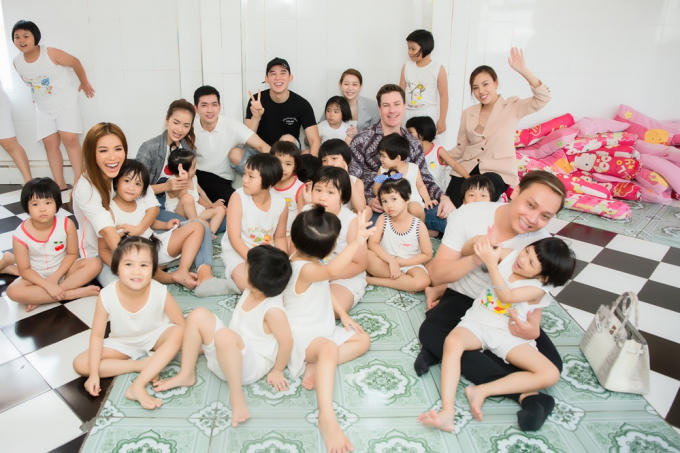 Đoàn đến thăm và trao quà cho các em.