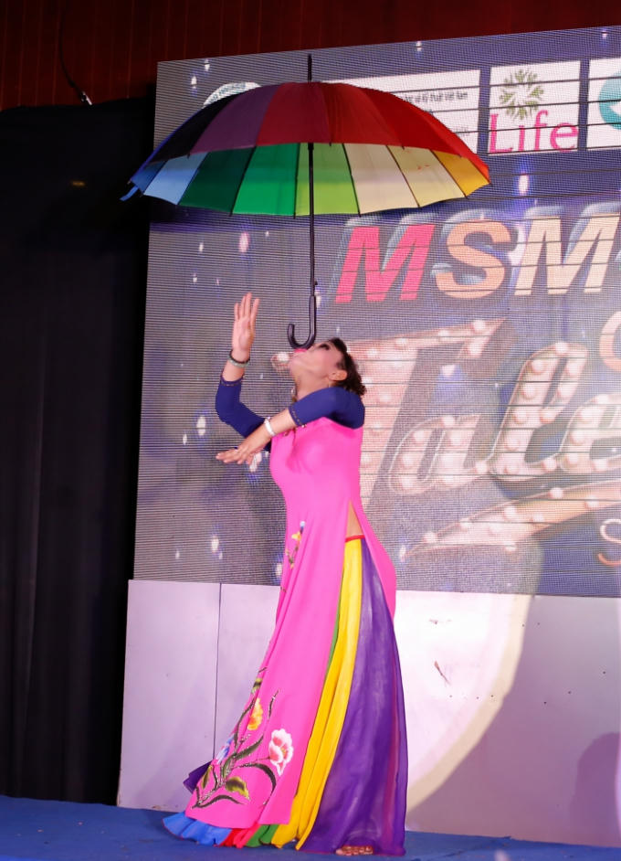 Nổi da g&agrave; với c&aacute;c tiết mục m&uacute;a lửa, ăn than, n&acirc;ng ghế bằng răng của của th&iacute; sinh MSM TG Got Talent