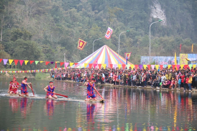 Nhiều trò chơi dân gian được tổ chức trong lễ hội, thu hút nhiều người tham gia.