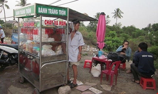 Quán cóc ven đường, nơi ông Đầy với người phụ nữ từng bị bà Hoa trút “mưa dao” can tội cướp chồng hờ .