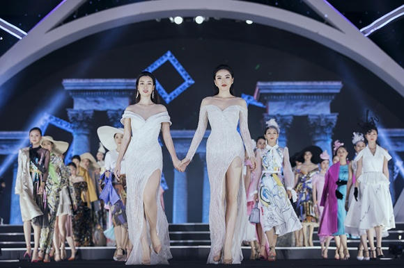 Hai hoa hậu cùng dắt tay nhau catwalk đọ nhan sắc một chín một mười.