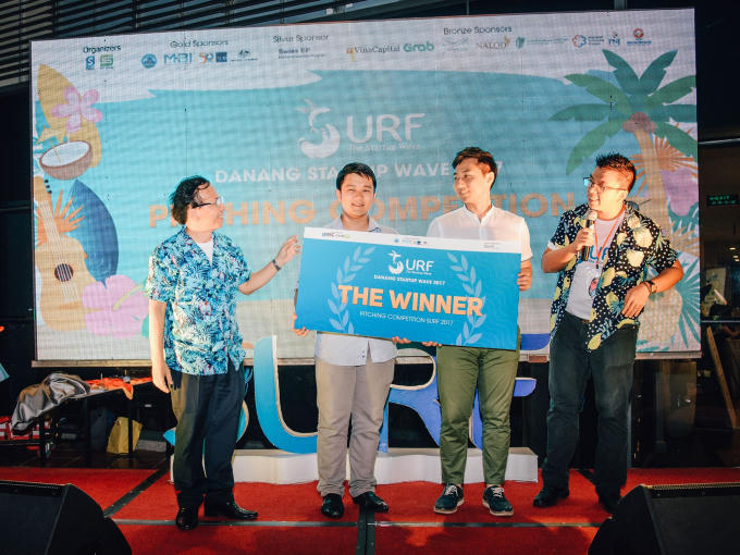 Đại diện nhóm Btaskee (trái) và Mojitok (phải) cùng nhận giải thưởng chung cuộc từ ban tổ chức.