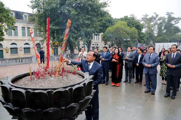 Các đồng chí lãnh đạo TP Hà Nội, quận Hoàn Kiếm dâng hương tại tượng đài Vua Lý Thái Tổ.