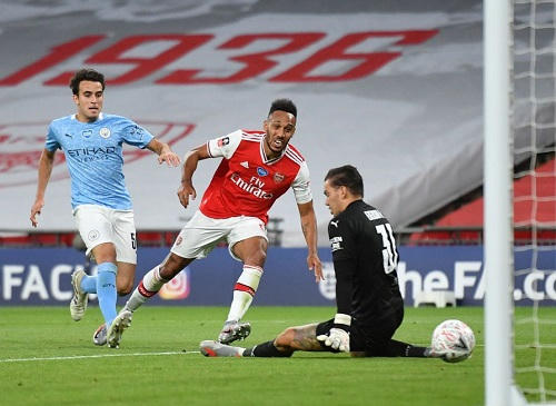 Aubameyang hoàn tất cú đúp ở phút 71 đưa Asenal vào Chung kết FA Cup.