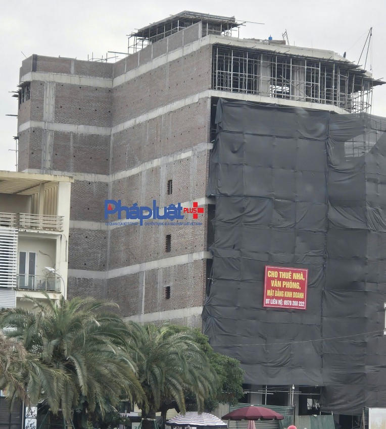 Quan sát bằng mắt thường dễ dàng đếm được tổ hợp công trình này xây dựng 7 tầng và 1 tùm kèm biển quảng cáo cho thuê văn phòng kèm số điện thoại.