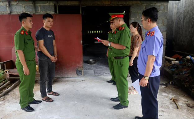 Cơ quan điều tra khám xét cơ sở giết mổ của đối tượng Nông Văn Chung. (Công an Lạng Sơn).