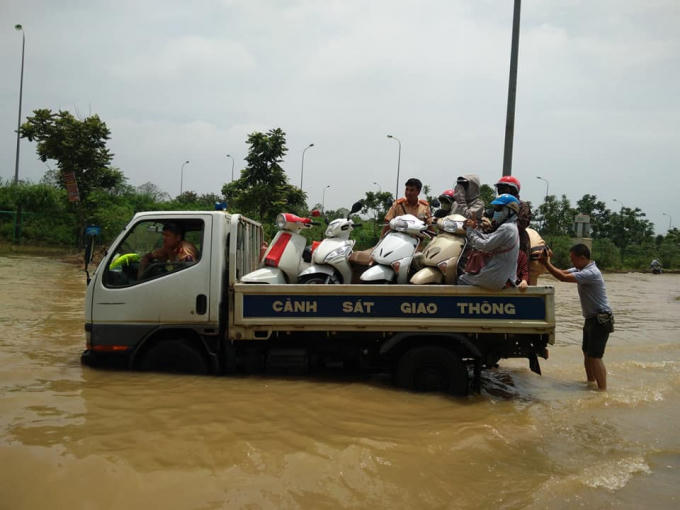 Các chiến sĩ CSGT đã sẵn sàng phối hợp với các đơn vị sẵn sàng ứng phó giúp dân trong tình hình khó khăn.
