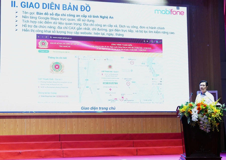 Đại diện Mobifone Nghệ An giới thiệu về phần mềm “Bản đồ số, địa chỉ Công an cấp xã trên địa bàn tỉnh Nghệ An” - Ảnh Công an Nghệ An.
