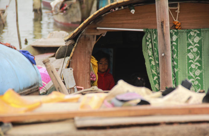 Những đứa trẻ ở đây luôn ước mơ có ngày được lên bờ để đón Tết. (Ảnh: Hải Long).