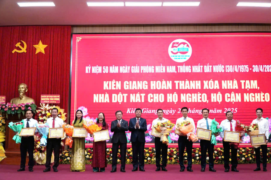 Bí thư Tỉnh ủy Kiên Giang Nguyễn Tiến Hải và ông Lê Thanh Việt - Chủ tịch Ủy ban Mặt trận Tổ quốc Việt Nam tỉnh Kiên Giang trao bằng khen cho các tổ chức và tập thể có thành tích xuất sắc trong thực hiện phong trào thi đua “xoá nhà tạm, nhà dột nát” trên địa bàn Kiên Giang năm 2025