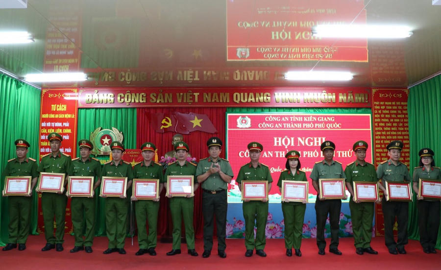 Đại tá Nguyễn Văn Hận, Giám đốc Công an tỉnh trao Giấy khen cho các đơn vị Quyết thắng.