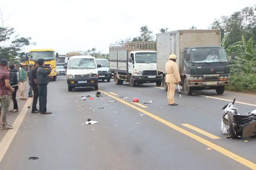 Hiện trường vụ tai nạn khiến hai cô giáo thiệt mạng sau khi va chạm với ôtô biển xanh. Ảnh: Kh. Uyên