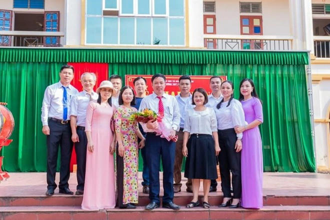 Thầy Phan Văn Sơn, Hiệu trưởng nhà trường (đứng giữa) và tập thể giáo viên rất tự hào trước thành tích của học sinh.