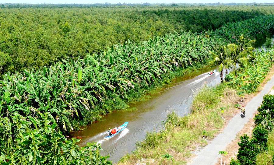 Khu Dự trữ sinh quyển thế giới được UNESCO công nhận, với hệ sinh thái rừng tràm, rừng ngập mặn đặc hữu và nhiều điểm đến nổi bật như Khu du lịch quốc gia Mũi Cà Mau, Vườn quốc gia U Minh Hạ, Cột mốc tọa độ GPS 0001, Cột cờ Hà Nội tại Đất Mũi…
