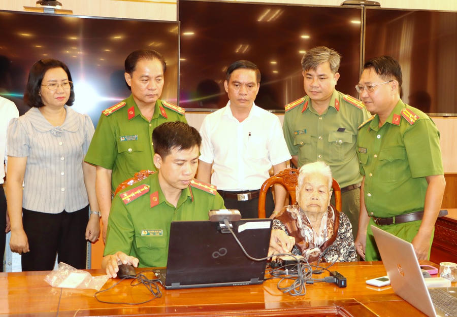 Đại tá Bùi Xuân Khởi - Phó Giám đốc Công an tỉnh Bạc Liêu cùng lãnh đạo các Sở, Ngành tỉnh giám sát quá trình thu nhận mẫu ADN thân nhân liệt sĩ.