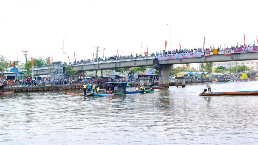Đông đảo người dân “đội nắng” để theo dõi và cổ vũ các vận động viên tranh tài.