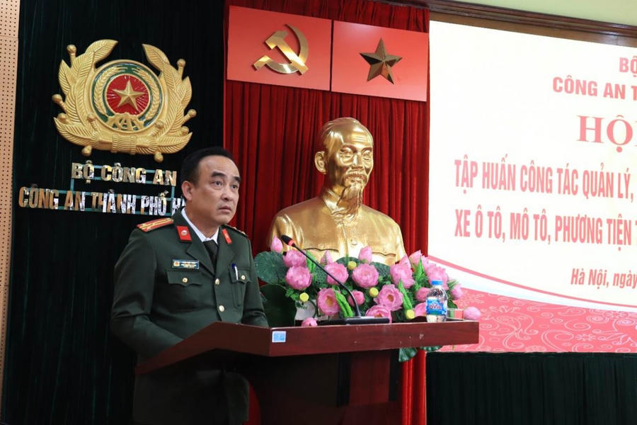 Thượng tá Văn Việt Anh – Phó Trưởng phòng Hậu cần CATP quán triệt hệ thống văn bản liên quan.