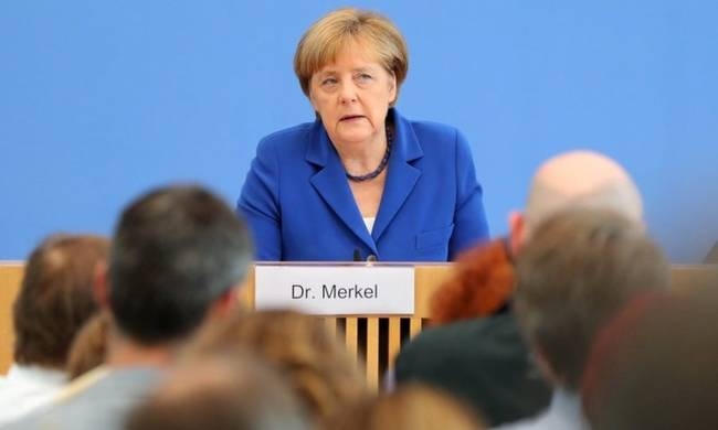 Bà Merkel trong buổi họp báo tại Berlin. (Ảnh: newsbomb)