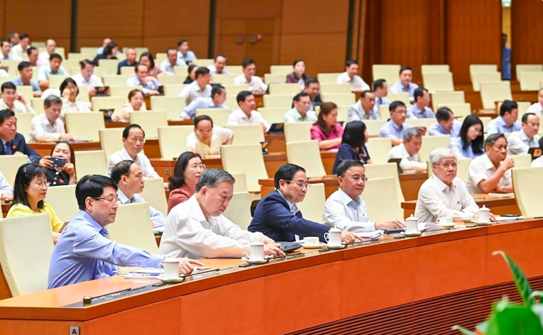 Lãnh đạo Đảng, Nhà nước và các đại biểu Quốc hội thông qua Nghị quyết sửa đổi, bổ sung một số điều của Hiến pháp năm 2013.