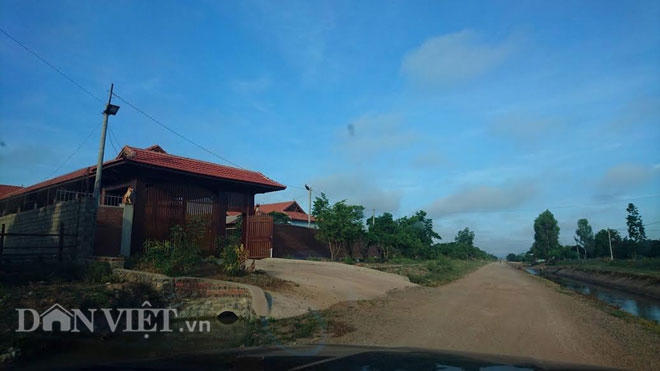 Trước nhà là kênh thủy lợi.