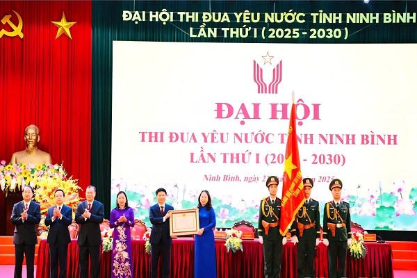 Thừa ủy quyền, Bà Võ Thị Ánh Xuân, Phó Chủ tịch nước, trao Huân chương Lao động hạng Nhất cho Đảng bộ, Chính quyền và Nhân dân tỉnh Ninh Bình.