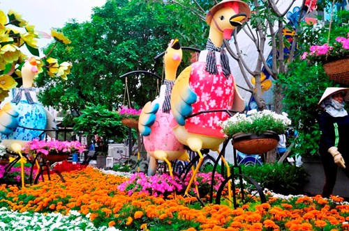 Hình ảnh cuộc sống đậm chất Nam Bộ với thuyền trái cây sông nước, đờn ca tài tử, các chú gà đạp xe hoa đi chợ tết.., trên đường hoa.
